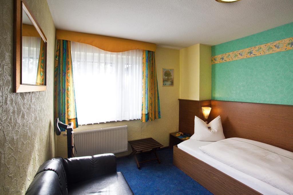 Zur Kastanie Hotel Mülheim an der Ruhr Room photo