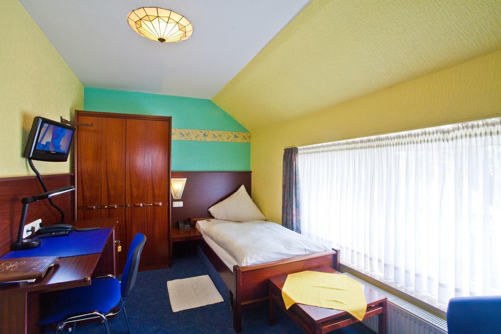 Zur Kastanie Hotel Mülheim an der Ruhr Room photo