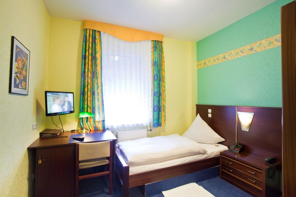 Zur Kastanie Hotel Mülheim an der Ruhr Room photo